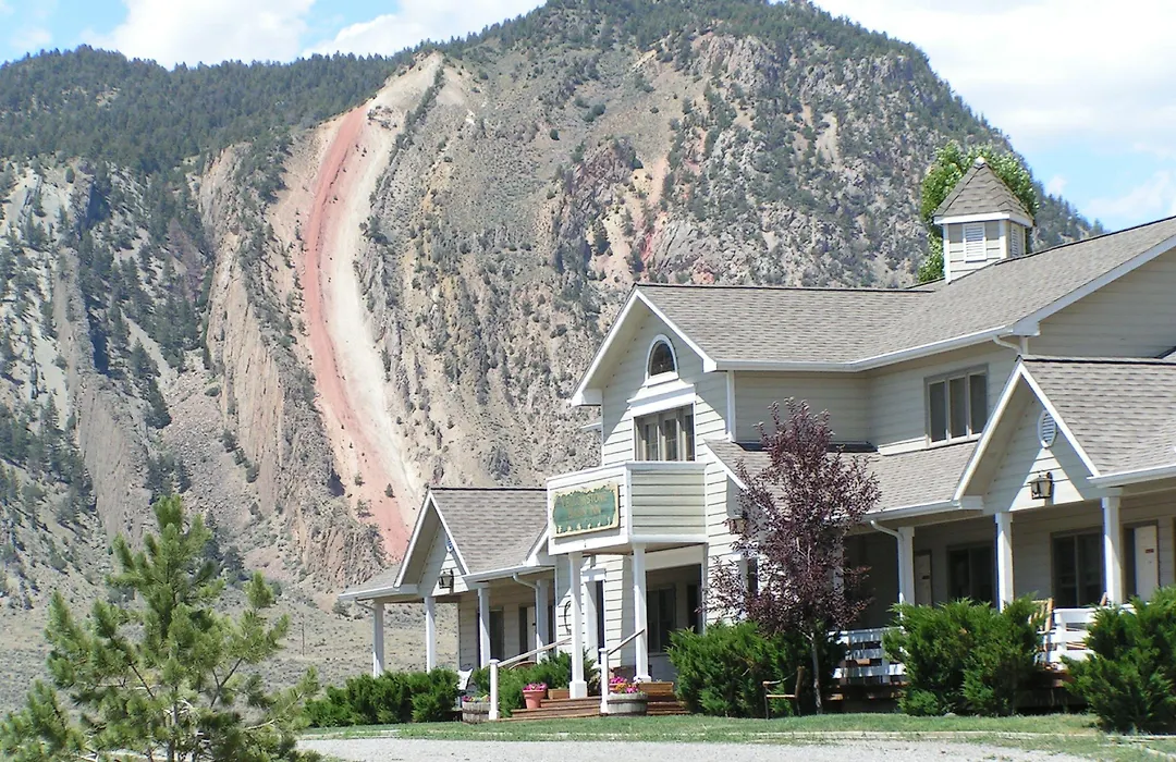 Yellowstone Basin Inn-1